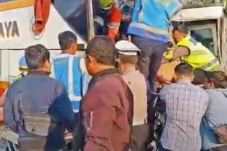Bus Harapan Jaya Tabrak...