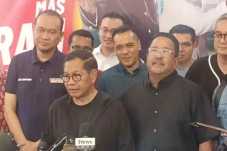 Rapat Perdana dengan...