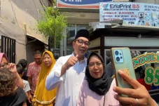 Momen Ridwan Kamil Traktir...