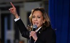 Kamala Harris Senang...