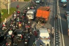Truk Sampah Tabrak Separator...