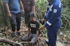 Kebejatan Paman di Mura...
