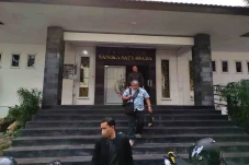 4 Jam Lebih Diperiksa...