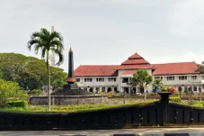 Revitalisasi Alun-Alun...