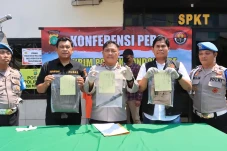 Suami Tusuk Pria hingga...