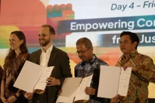 Manfaatkan Energi Surya,...
