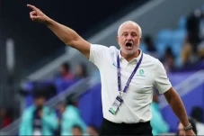 Graham Arnold Mundur...