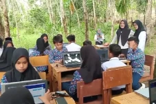 Nestapa Siswa SMP di...