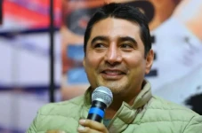 Profil Erik Morales,...