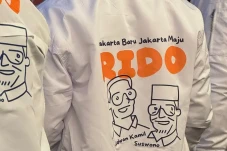 Kenakan Jaket Putih...