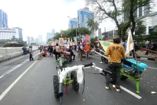 Ramai Unjuk Rasa di...