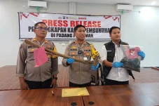 Cangkul dan Celana Korban...