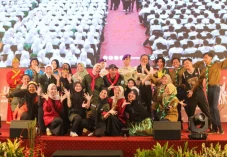 Bagi-Bagi Beasiswa,...