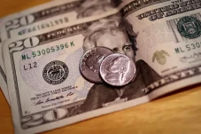 Melawan Hegemoni Dolar,...