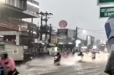Hujan Deras, Jalan Raya...