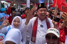 Tri Adhianto Tak Mau...