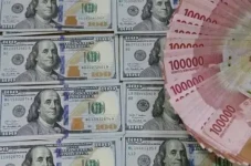 Dolar Makin Terpuruk,...