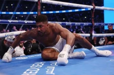 Anthony Joshua menjadi...