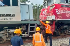 7 Perjalanan Kereta...