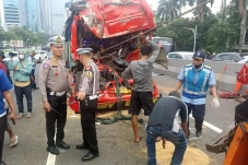 Kecelakaan Dua Truk...