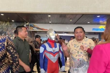 Politikus Golkar Kenakan...