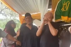 Terpukul, Suara Ikang...