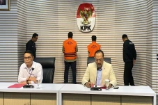 KPK Tahan 2 Tersangka...