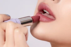 Ingin Pakai Lipstik...