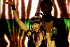 Mengenal Left Eye, Artis...
