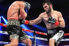 Pukulan Artur Beterbiev...