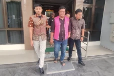 Rugikan Negara Ratusan...