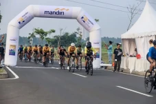 150 Pebalap Sepeda Beradu...