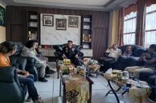 Polres Manggarai Tepis...