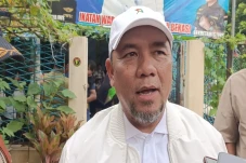 Heri Koswara Beri Perhatian...