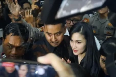 Sandra Dewi Dikawal...