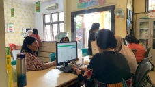 Cukup Gunakan KTP, Warga...