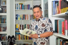 Peluncuran Buku 100...