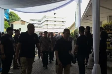 Jenazah Benny Laos Tiba...