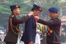 Jokowi Dianugerahi Medali...