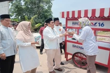Suswono Serahkan Bantuan...