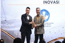 Kemendikbudristek Raih...