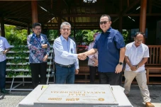 Berkolaborasi dengan...