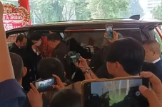 Di Tengah Isu Pertemuan...