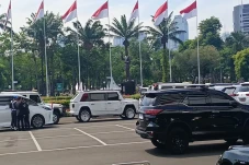 Naik Mobil Maung Buatan...