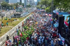 Pesta Rakyat Selesai,...