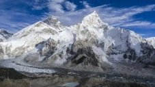 Gunung Everest Tumbuh...
