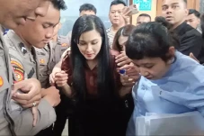Sandra Dewi Ajukan Permohonan...