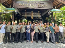Menyapa Nasabah Lebih...