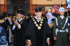 Wisuda 576 Mahasiswa,...