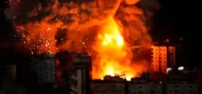 Israel Serang Iran,...